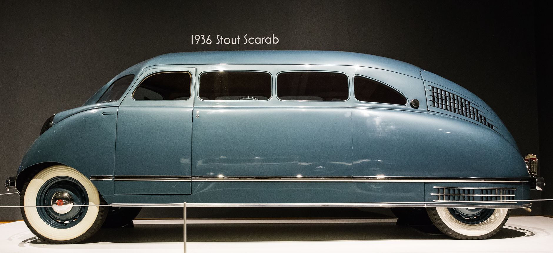 Boczny widok klasycznego minivana Stout Scarab z 1936 roku