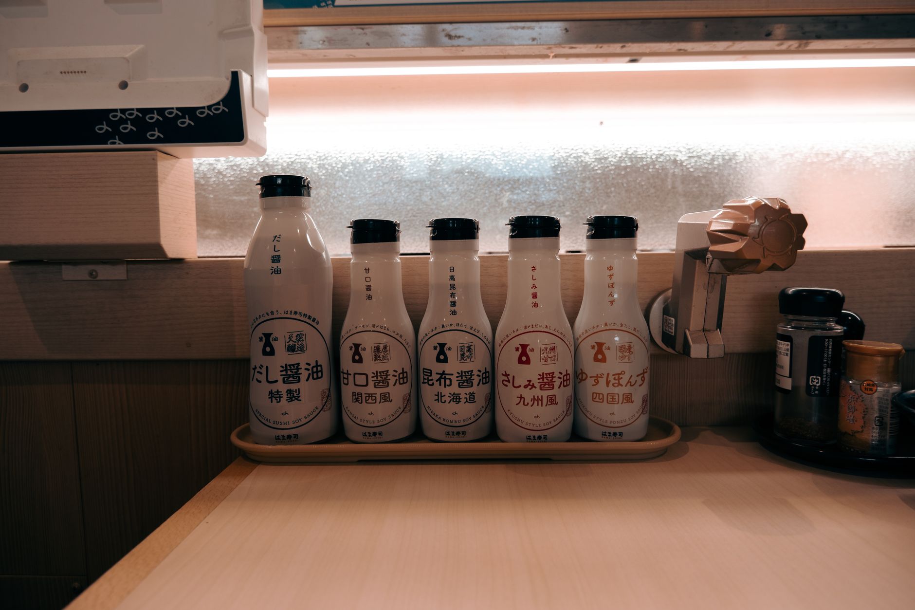 Butelki z różnymi sosami ustawione na kuchennym blacie w Japonii