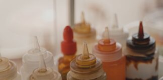 Butelki z sosami w dozownikach na kuchennym blacie
