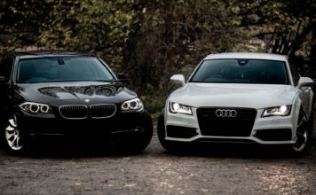 Mazda 3 czy Mazda 6 – który kompakt Mazdy lepiej wybrać Czarne BMW i białe Audi sedan zaparkowane na żwirowej drodze outdoors