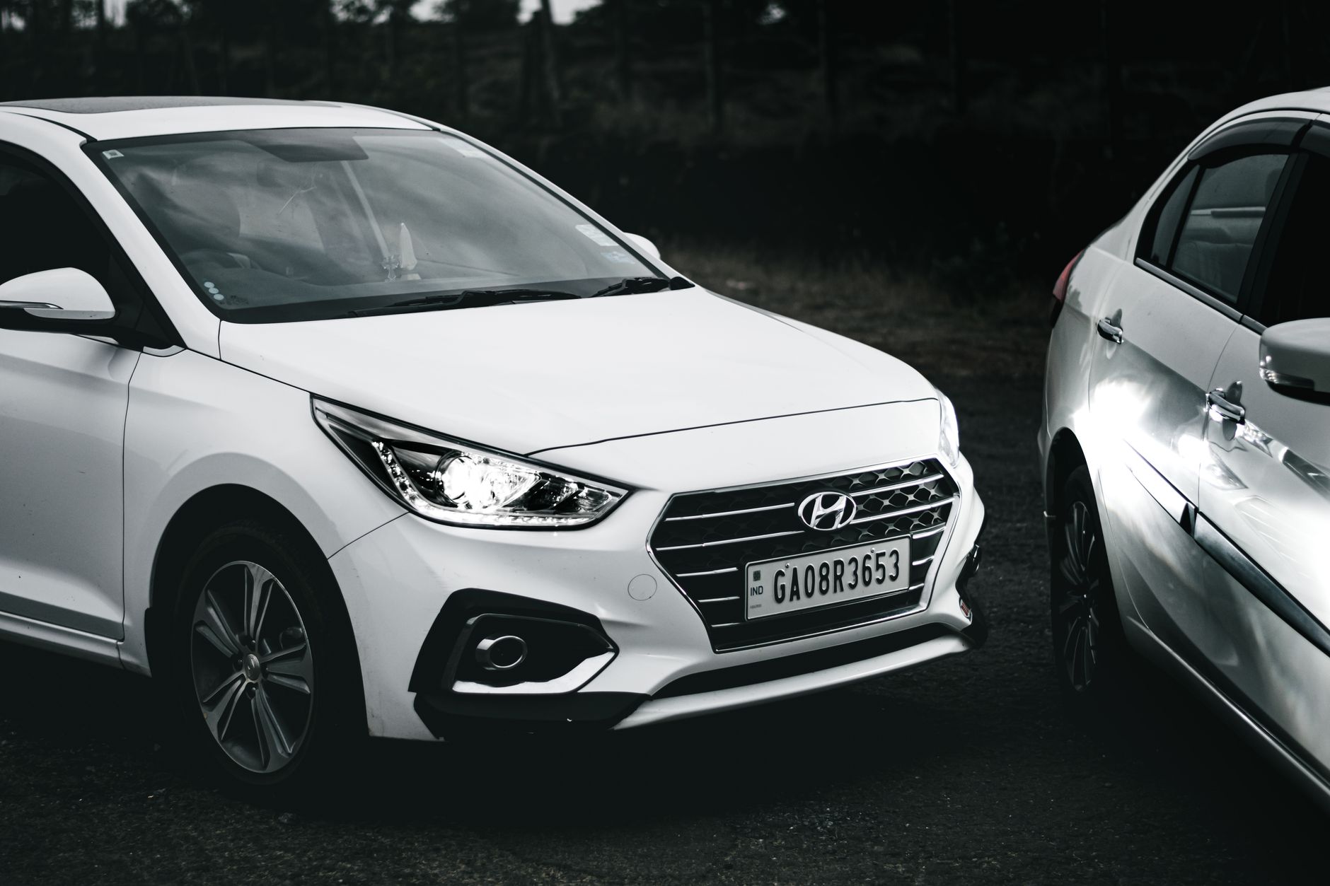 Czarno-białe zbliżenie na przód samochodu Hyundai z tablicą rejestracyjną