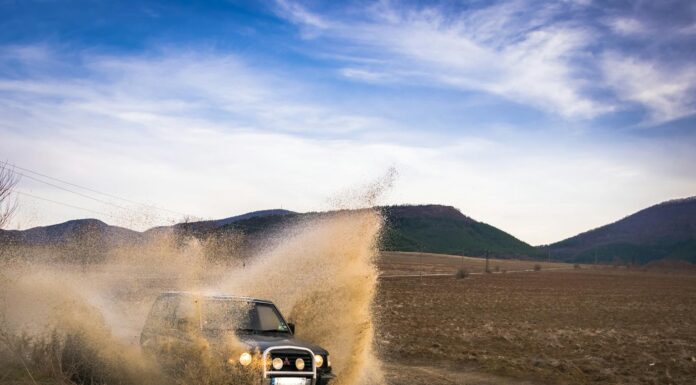 Używane Mitsubishi Pajero – na co uważać i które roczniki są najbardziej trwałe Mitsubishi Pajero terenowe rozbryzguje błoto podczas jazdy offroad