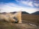 Używane Mitsubishi Pajero – na co uważać i które roczniki są najbardziej trwałe Mitsubishi Pajero terenowe rozbryzguje błoto podczas jazdy offroad