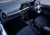 Toyota Corolla czy Yaris? Jak wybrać idealne auto miejskie Wnętrze nowoczesnego miejskiego auta z minimalistycznym kokpitem