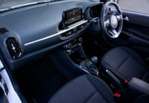 Wnętrze nowoczesnego miejskiego auta z minimalistycznym kokpitem