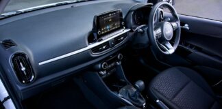 Wnętrze nowoczesnego miejskiego auta z minimalistycznym kokpitem
