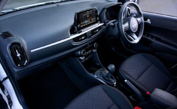 Wnętrze nowoczesnego miejskiego auta z minimalistycznym kokpitem