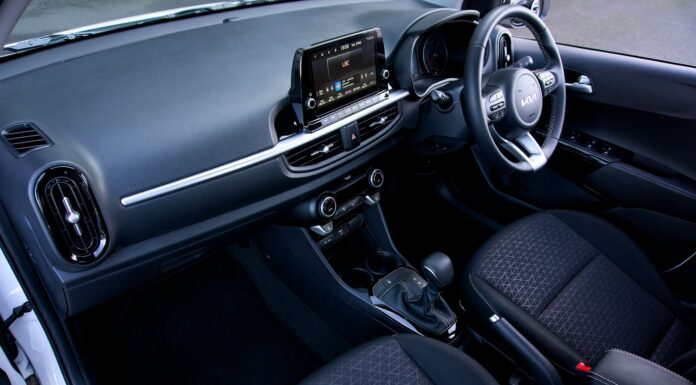 Toyota Corolla czy Yaris? Jak wybrać idealne auto miejskie Wnętrze nowoczesnego miejskiego auta z minimalistycznym kokpitem
