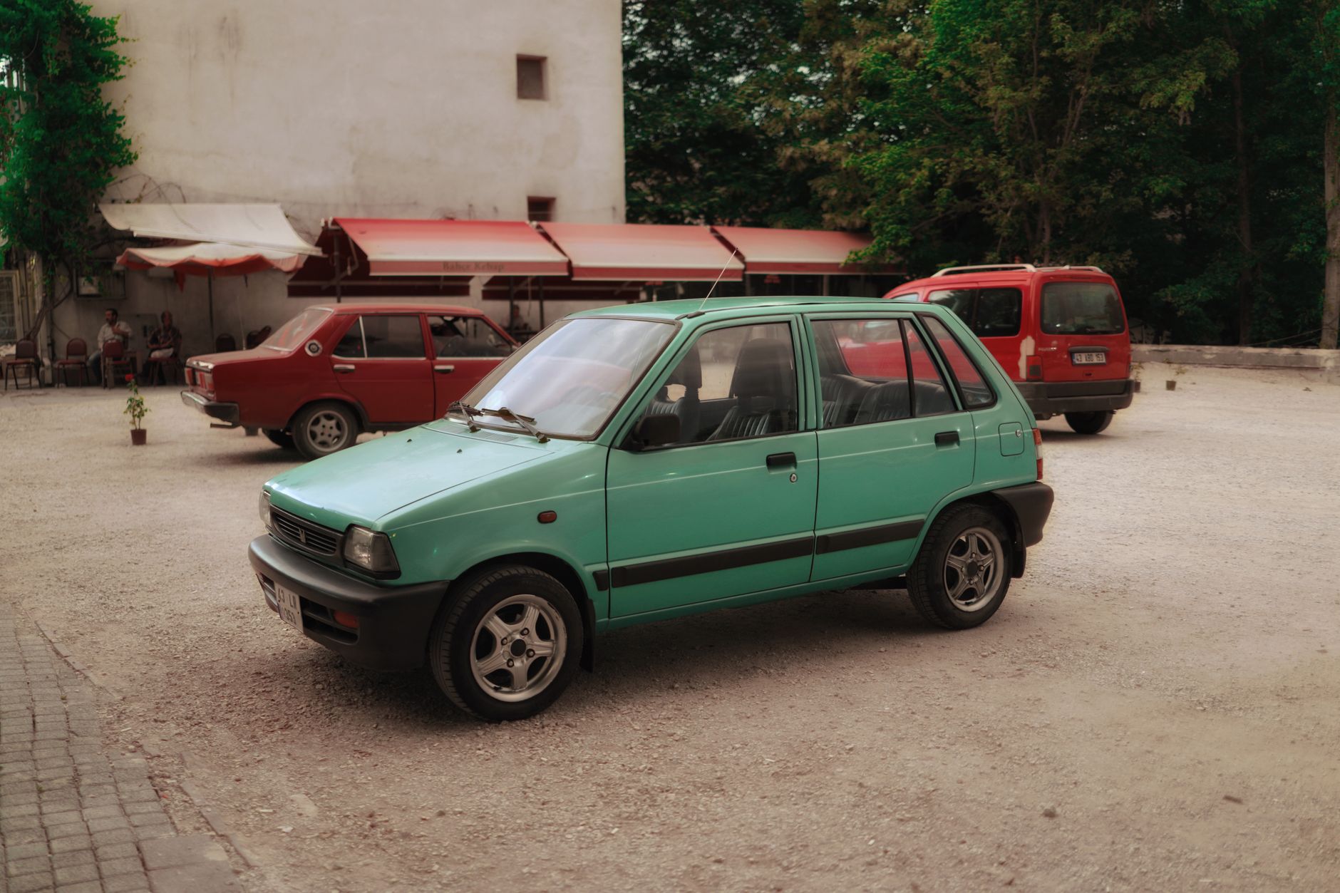 Zabytkowe samochody zaparkowane przy ulicy wśród miejskiej zabudowy