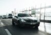 Top 7 modeli Bentley na długie trasy – komfort, wyciszenie kabiny i osiągi w podróży autostradą Czarny Mercedes-Benz jadący ruchliwą miejską ulicą w dzień