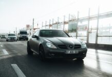 Czarny Mercedes-Benz jadący ruchliwą miejską ulicą w dzień