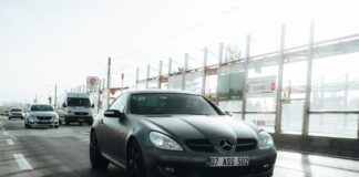 Top 7 modeli Bentley na długie trasy – komfort, wyciszenie kabiny i osiągi w podróży autostradą Czarny Mercedes-Benz jadący ruchliwą miejską ulicą w dzień