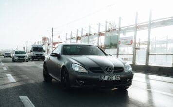 Czarny Mercedes-Benz jadący ruchliwą miejską ulicą w dzień