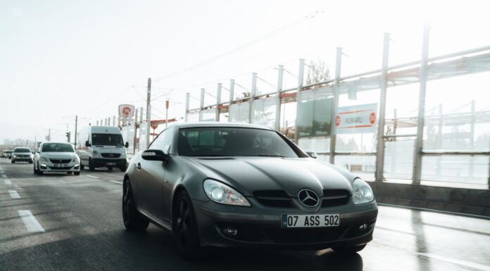 Czarny Mercedes-Benz jadący ruchliwą miejską ulicą w dzień