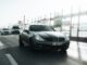 Top 7 modeli Bentley na długie trasy – komfort, wyciszenie kabiny i osiągi w podróży autostradą Czarny Mercedes-Benz jadący ruchliwą miejską ulicą w dzień