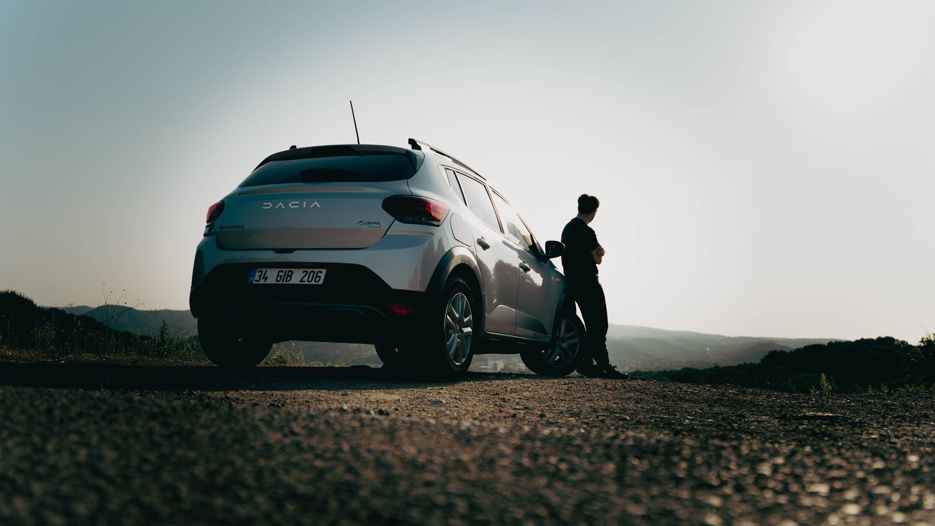 Dacia Spring kontra używane auto miejskie – porównanie kosztów, zasięgu i komfortu w realnym użytkowaniu