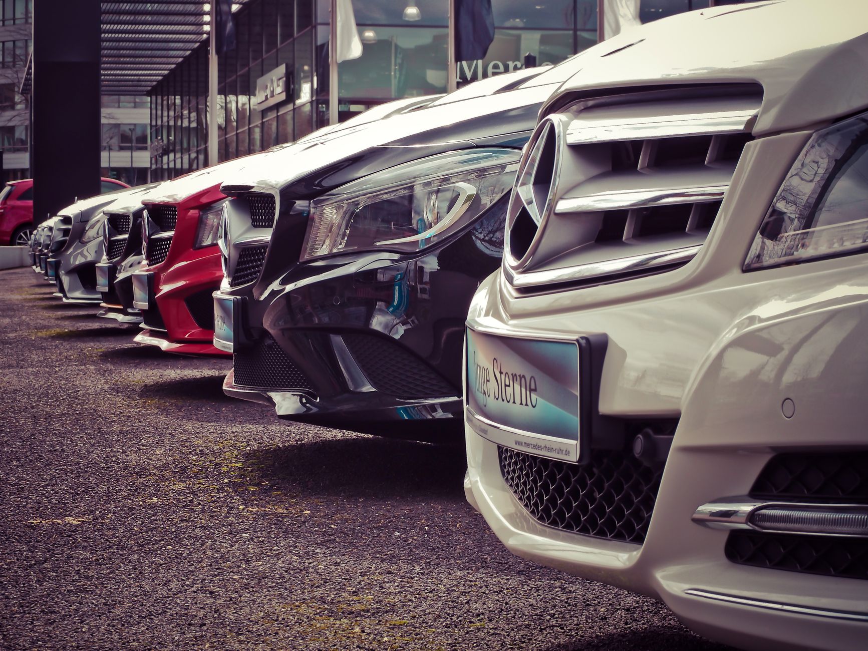 Luksusowe Lexusy ustawione w rzędzie na placu komisu