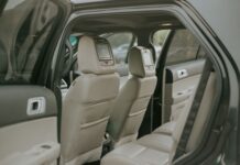 Bentley Bentayga – luksusowy SUV, który łączy komfort limuzyny z osiągami Luksusowe wnętrze Bentleya Bentayga z jasną skórą i ekranami w oparciach