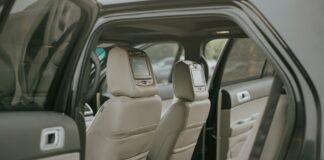 Bentley Bentayga – luksusowy SUV, który łączy komfort limuzyny z osiągami Luksusowe wnętrze Bentleya Bentayga z jasną skórą i ekranami w oparciach