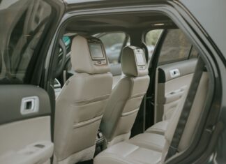Bentley Bentayga – luksusowy SUV, który łączy komfort limuzyny z osiągami Luksusowe wnętrze Bentleya Bentayga z jasną skórą i ekranami w oparciach