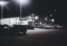 Który Lexus na pierwsze auto premium – używany CT, IS czy NX i co opłaca się dziś kupić Oświetlony nocą plac komisu z używanymi autami premium