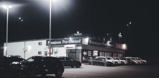 Który Lexus na pierwsze auto premium – używany CT, IS czy NX i co opłaca się dziś kupić Oświetlony nocą plac komisu z używanymi autami premium