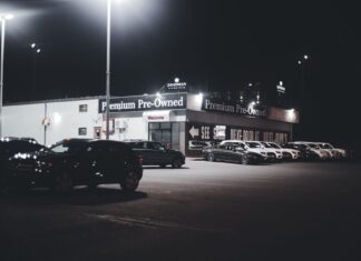 Który Lexus na pierwsze auto premium – używany CT, IS czy NX i co opłaca się dziś kupić Oświetlony nocą plac komisu z używanymi autami premium