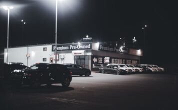 Który Lexus na pierwsze auto premium – używany CT, IS czy NX i co opłaca się dziś kupić Oświetlony nocą plac komisu z używanymi autami premium