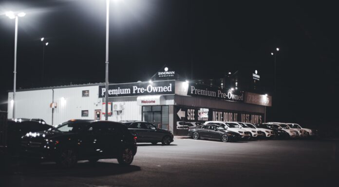 Który Lexus na pierwsze auto premium – używany CT, IS czy NX i co opłaca się dziś kupić Oświetlony nocą plac komisu z używanymi autami premium