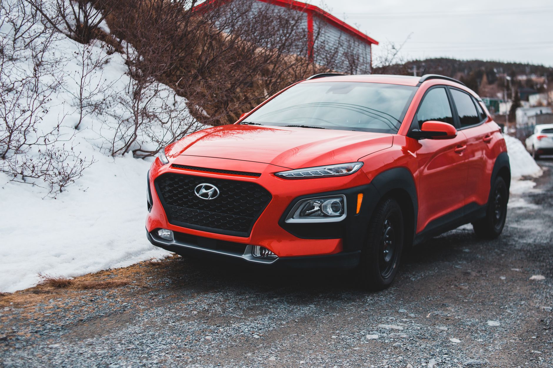 Czerwony SUV Hyundai zaparkowany na śniegu na zewnątrz