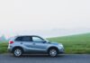 Volvo XC40 kontra konkurenci co wyróżnia szwedzkiego crossovera w zatłoczonym segmencie Srebrny SUV na mglistej wiejskiej drodze w Zbraslavicach