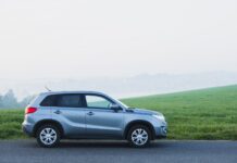 Volvo XC40 kontra konkurenci co wyróżnia szwedzkiego crossovera w zatłoczonym segmencie Srebrny SUV na mglistej wiejskiej drodze w Zbraslavicach