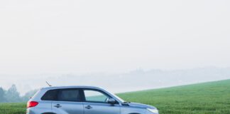 Volvo XC40 kontra konkurenci co wyróżnia szwedzkiego crossovera w zatłoczonym segmencie Srebrny SUV na mglistej wiejskiej drodze w Zbraslavicach
