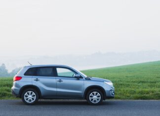 Srebrny SUV na mglistej wiejskiej drodze w Zbraslavicach