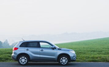 Volvo XC40 kontra konkurenci co wyróżnia szwedzkiego crossovera w zatłoczonym segmencie Srebrny SUV na mglistej wiejskiej drodze w Zbraslavicach