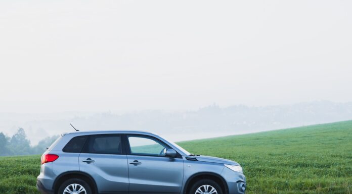 Volvo XC40 kontra konkurenci co wyróżnia szwedzkiego crossovera w zatłoczonym segmencie Srebrny SUV na mglistej wiejskiej drodze w Zbraslavicach