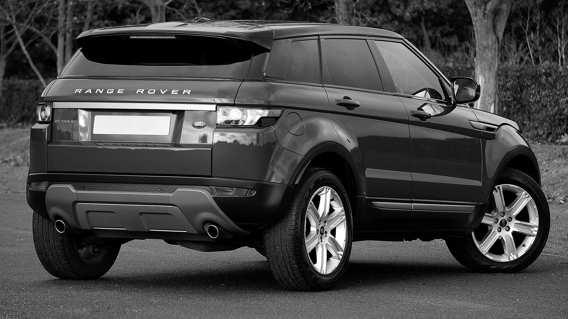 Stylowy SUV Volvo zaparkowany na zewnątrz, nowoczesny design