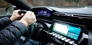Najczęstsze mity o hybrydach Toyoty: spalanie, trwałość baterii i opłacalność zakupu Wnętrze Toyoty z dłońmi na kierownicy i nowoczesnym kokpitem