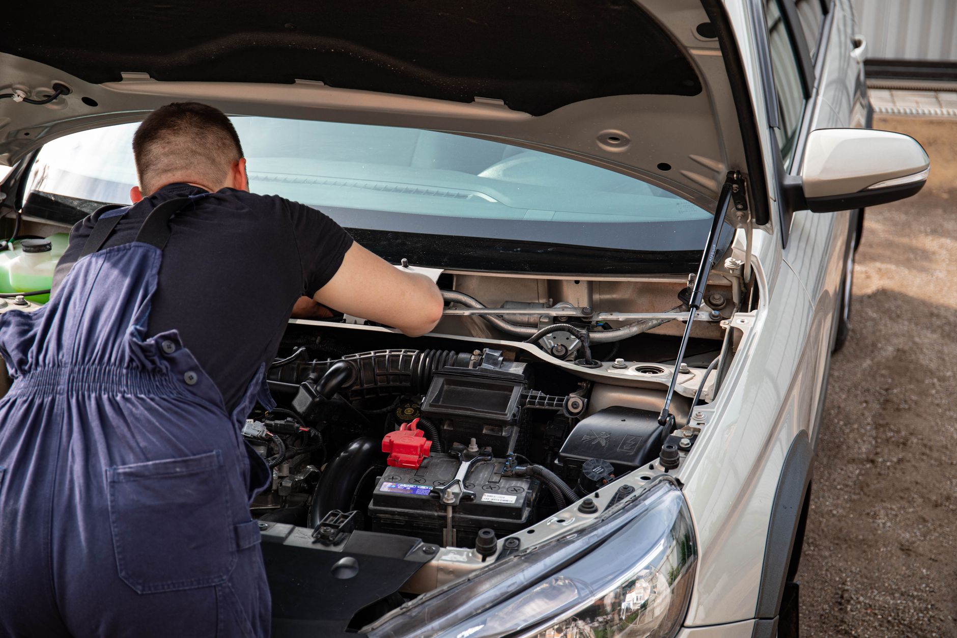 Mechanik naprawia silnik Volkswagena na zewnątrz podczas serwisu