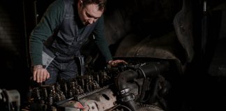 Najlepsze silniki TDI Volkswagena: które jednostki są naprawdę godne zaufania na lata Mechanik naprawia silnik Volkswagena TDI w warsztacie