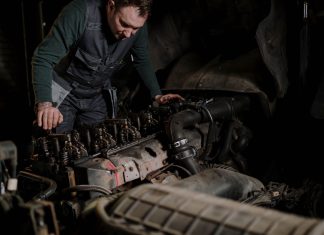 Mechanik naprawia silnik Volkswagena TDI w warsztacie