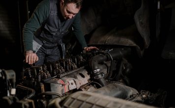 Najlepsze silniki TDI Volkswagena: które jednostki są naprawdę godne zaufania na lata Mechanik naprawia silnik Volkswagena TDI w warsztacie