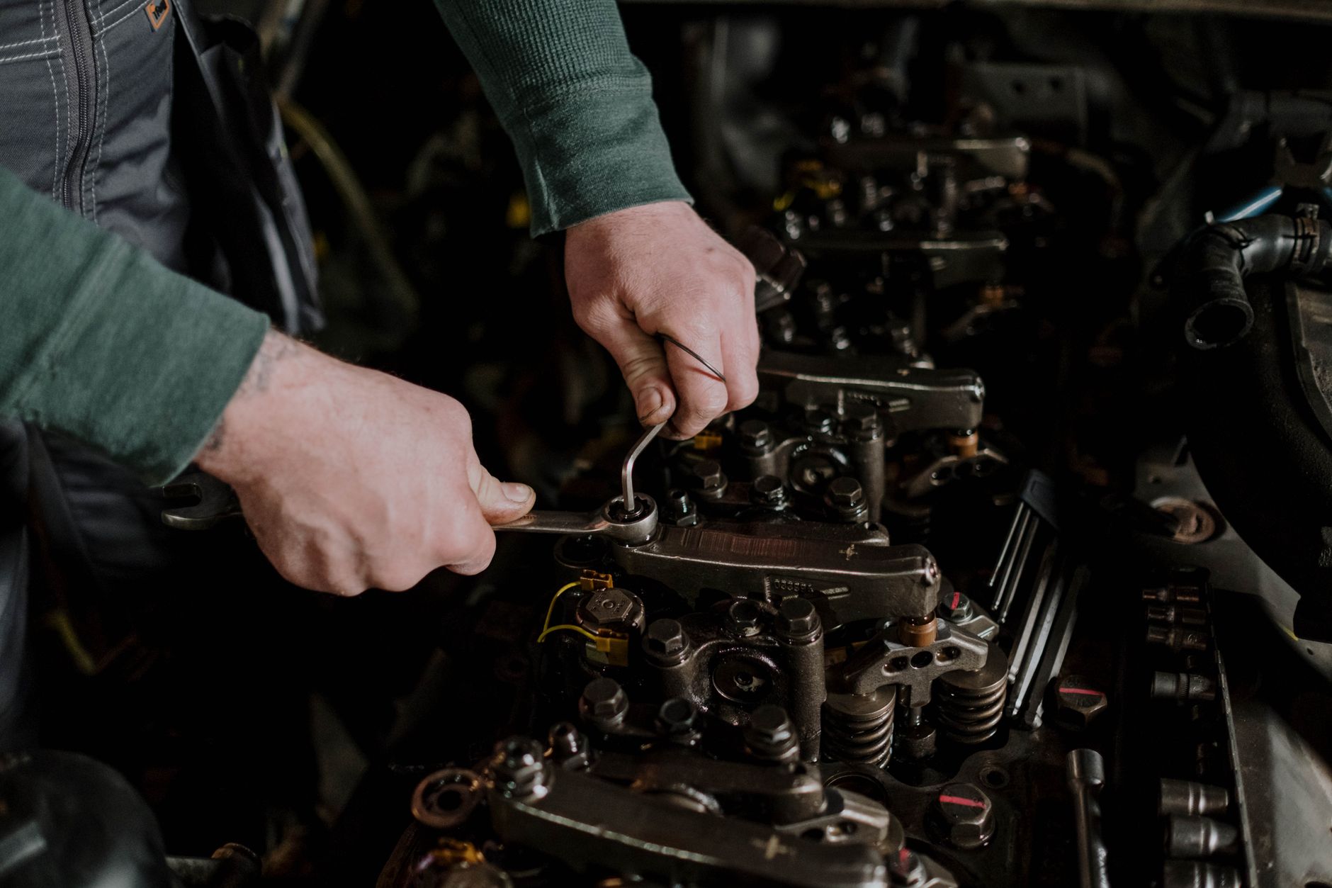 Mechanik narzędziami ręcznymi naprawia silnik TDI Volkswagena