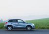 Skoda Karoq 1.5 TSI po latach: spalanie, awaryjność i opinie użytkowników Srebrna Skoda Karoq 1.5 TSI zaparkowana na mglistiej wiejskiej drodze