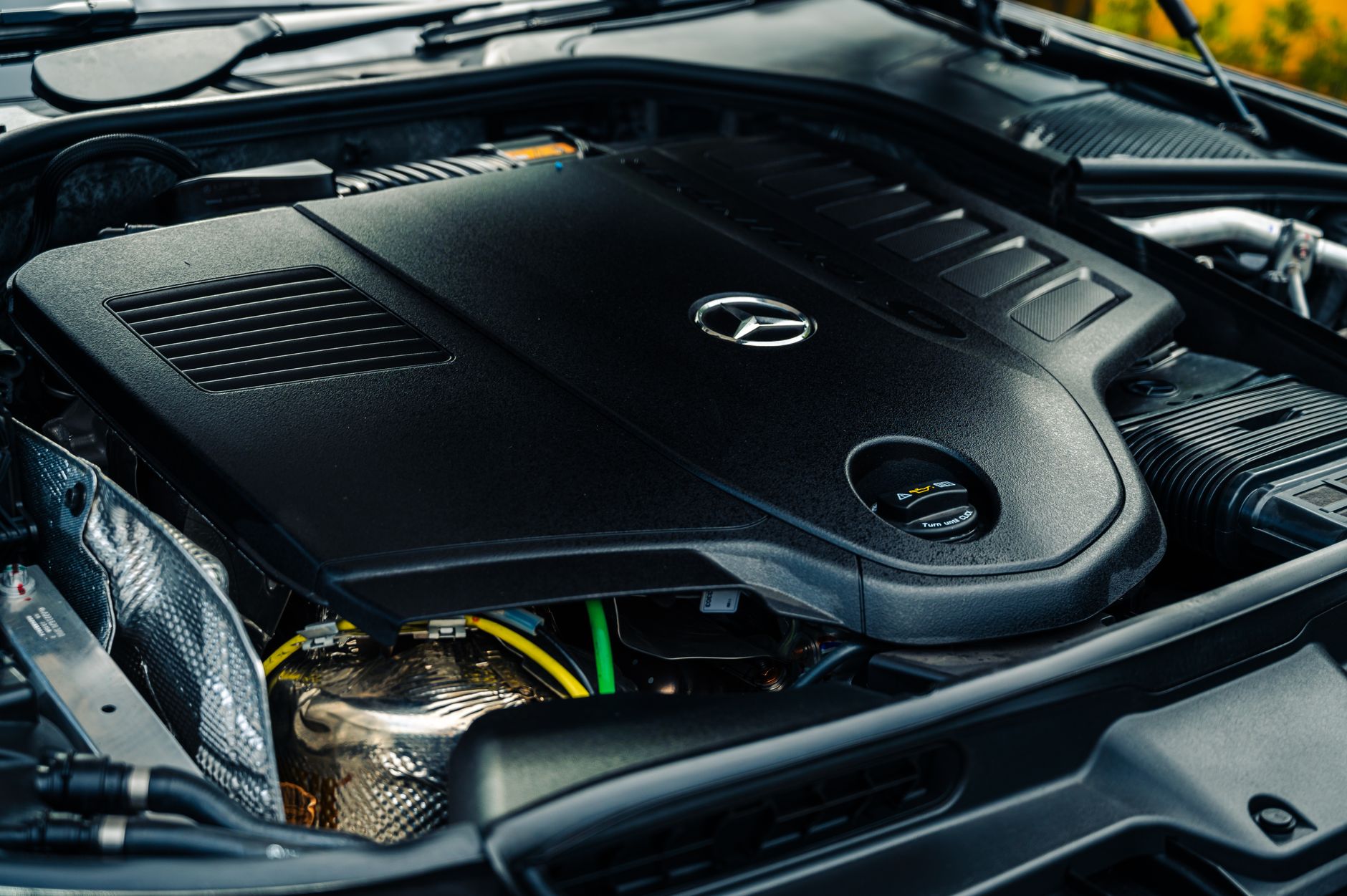 Zbliżenie na silnik Mercedes-Benz z widocznymi elementami osprzętu
