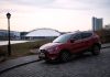 Czerwony Nissan Qashqai zaparkowany przy rzece w Mińsku
