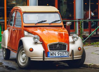 Regeneracja wtryskiwaczy w silnikach HDi – kiedy wystarczy czyszczenie, a kiedy konieczna jest wymiana? Pomarańczowo-kremowy Citroën 2CV zap