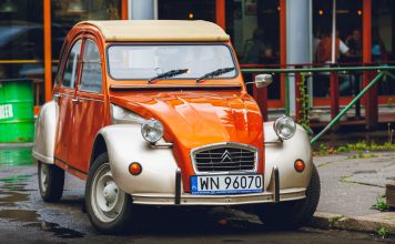 Regeneracja wtryskiwaczy w silnikach HDi – kiedy wystarczy czyszczenie, a kiedy konieczna jest wymiana? Pomarańczowo-kremowy Citroën 2CV zap