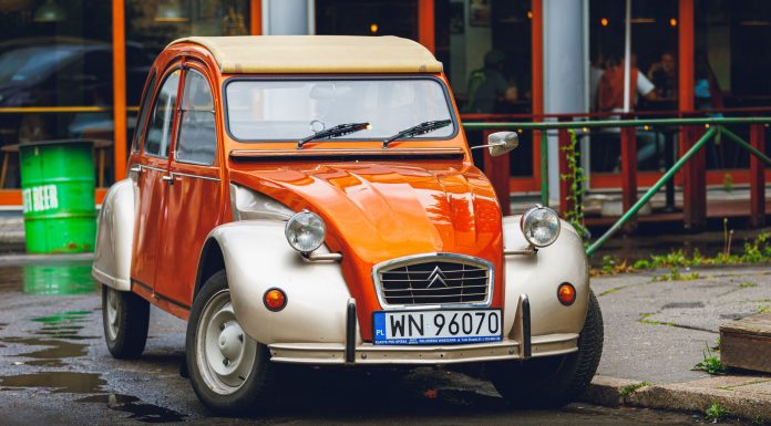 Pomarańczowo-kremowy Citroën 2CV zap