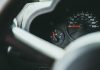 Ile pali Subaru XV, Forester i Outback? Rzeczywiste spalanie popularnych modeli Zbliżenie na prędkościomierz i wskaźnik paliwa w samochodzie